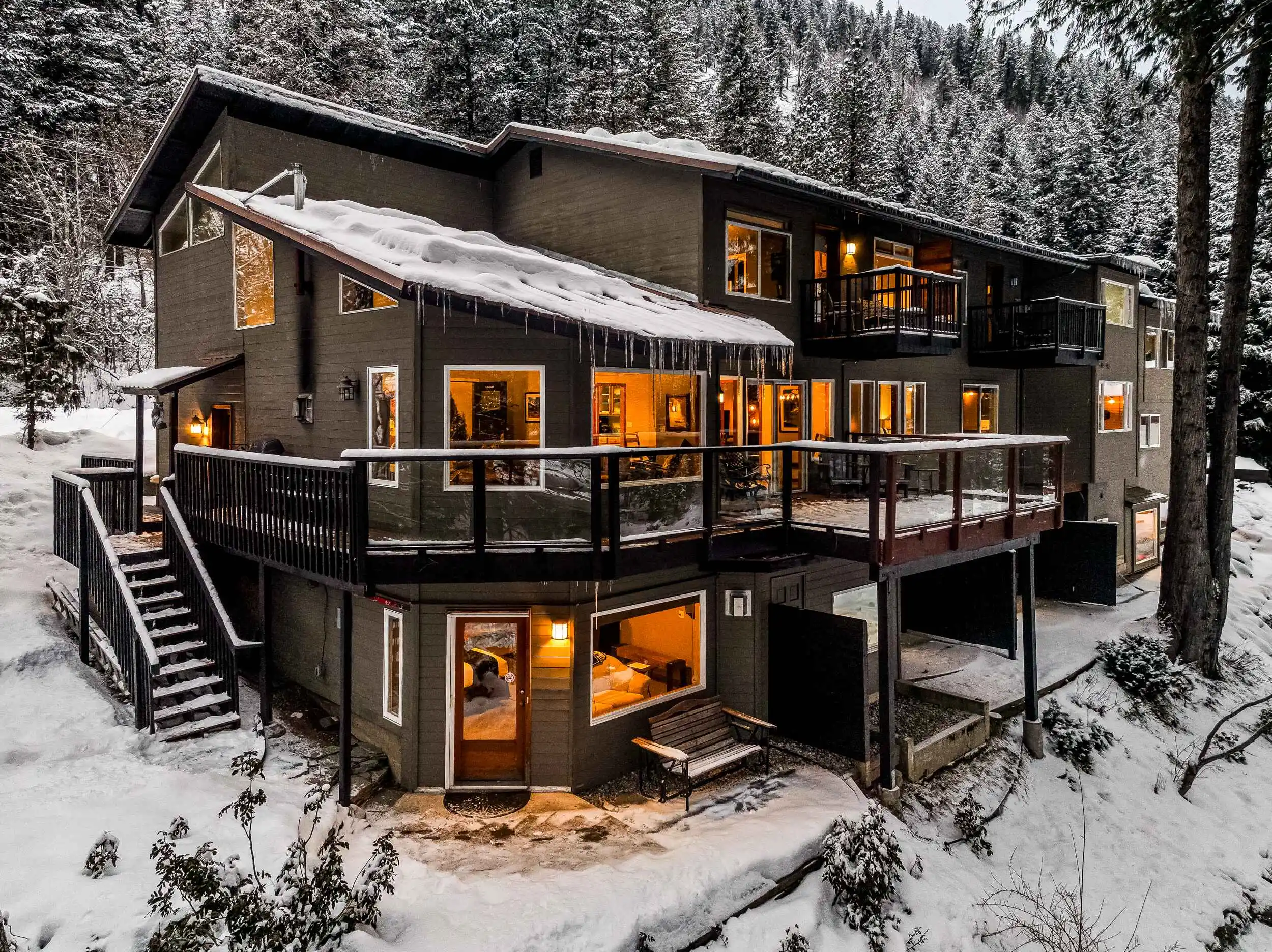 All Seasons River Inn